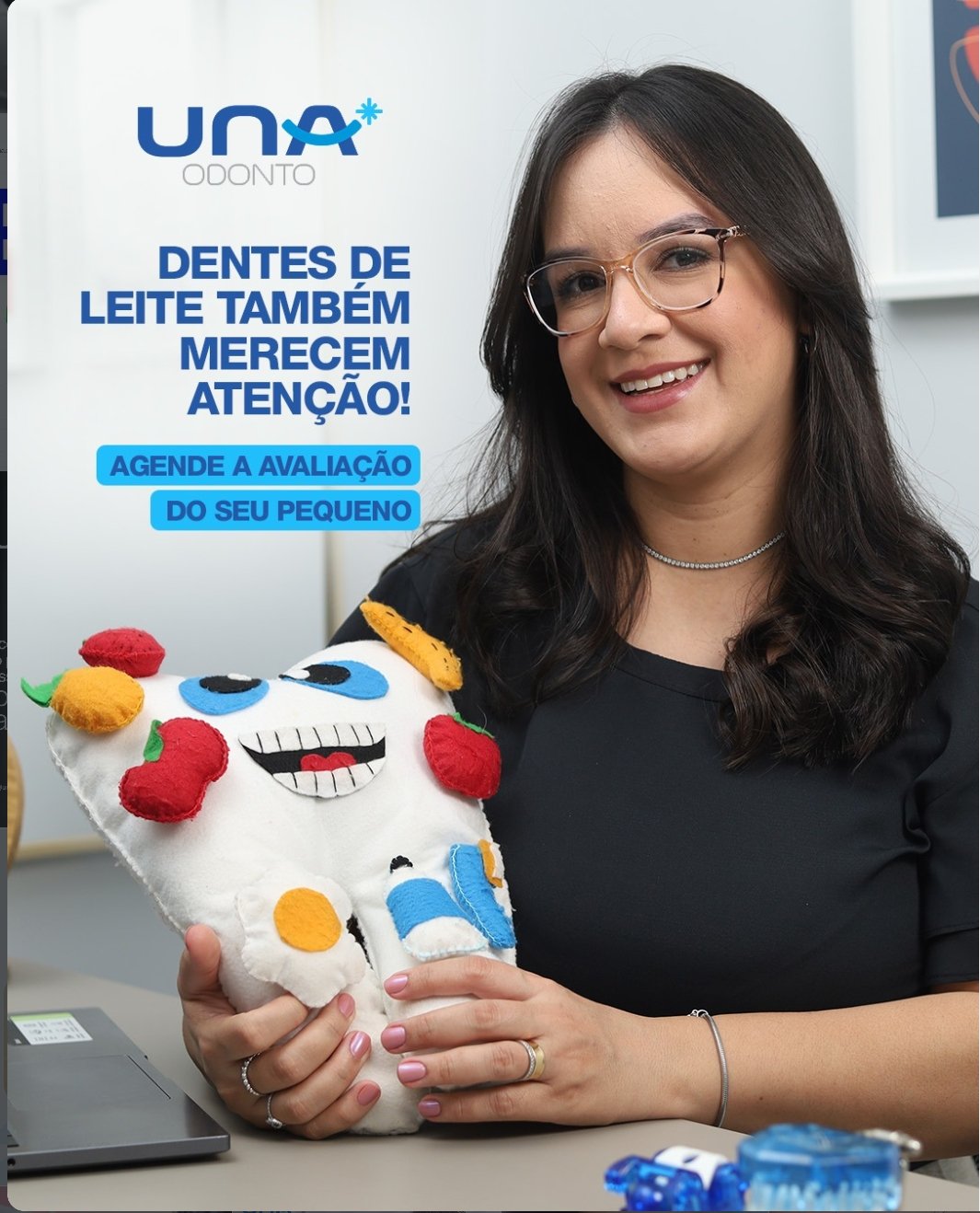Dra. Rayla Giovanna com mascote odontopediátrico de escovação